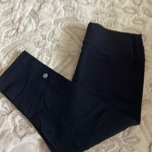 Black lulu lemon capri leggings